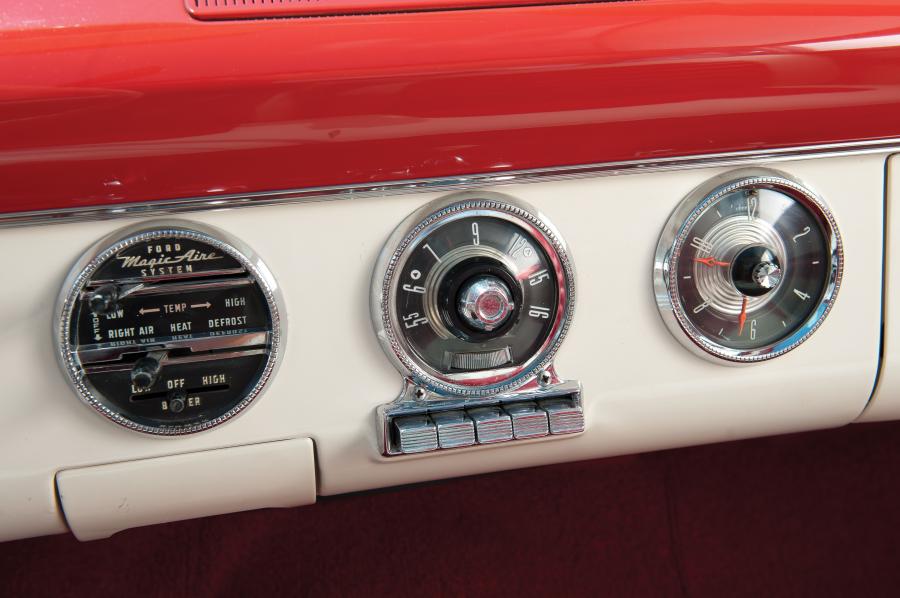  Ford Fairlane Crown Victoria Skyliner 1955 года  (фото 17 из 36)